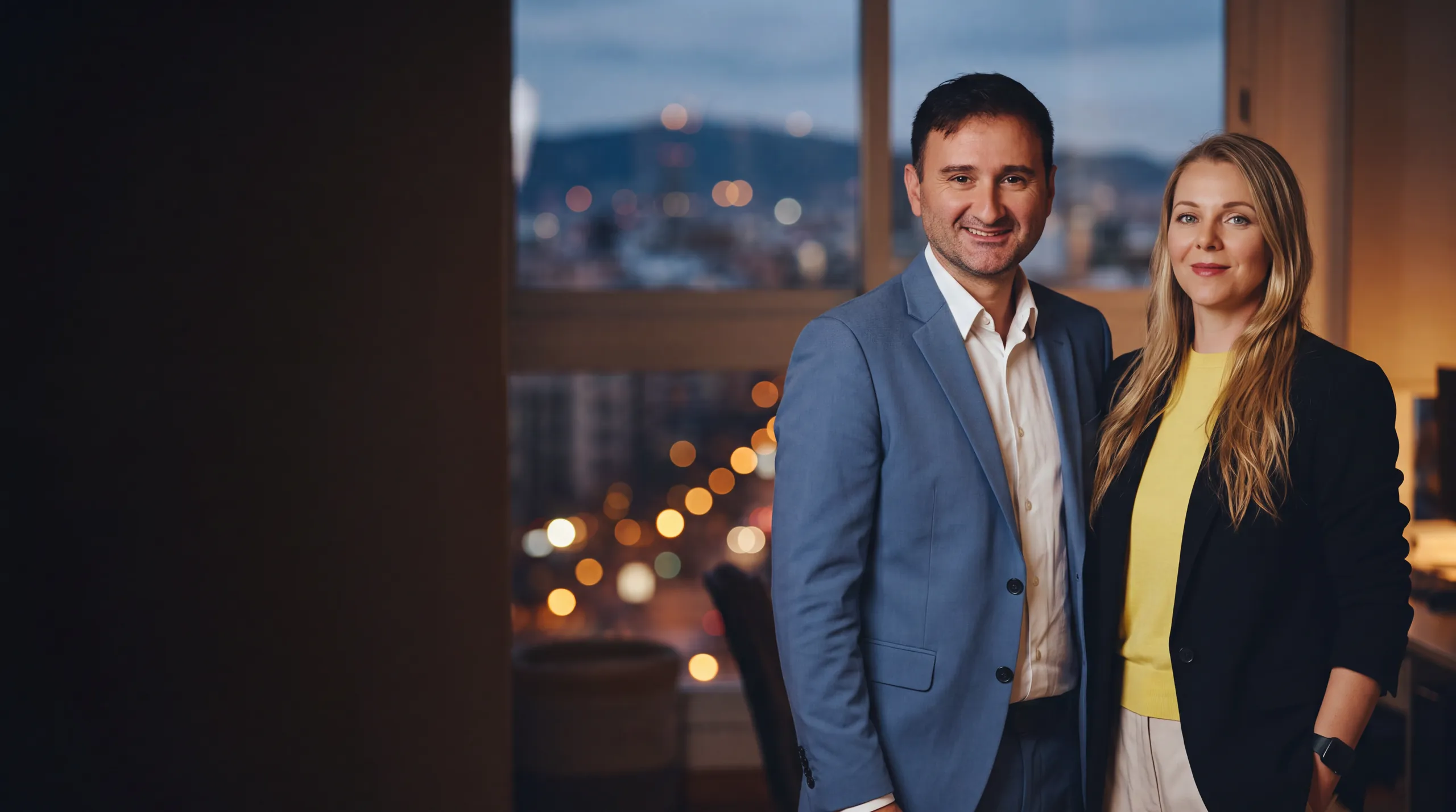 Manuel Riveiro y Olesya Franiel en una oficina al atardecer